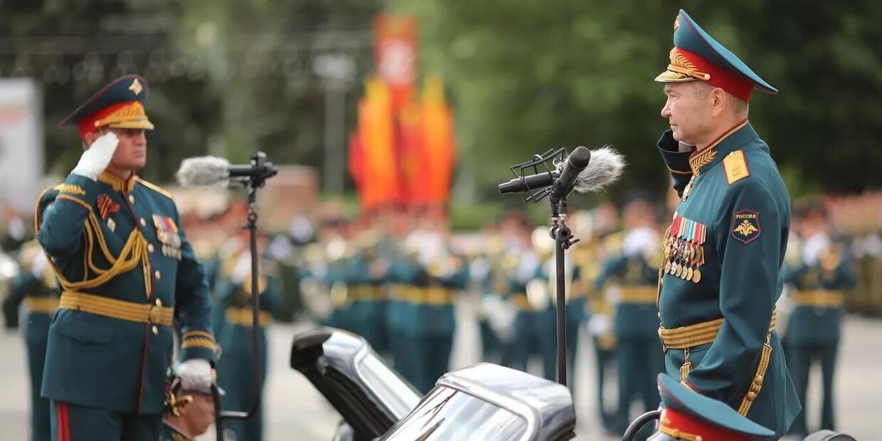 Генерал-лейтенант Андрей Мордвичев на военном параде в ознаменование 75-летия Победы в Великой Отечественной войне 1941-1945 годов в Волгограде