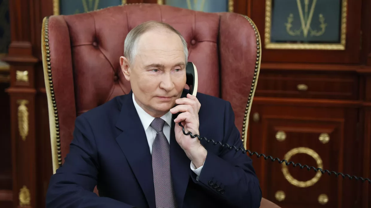 Президент РФ Владимир Путин общается по телефону 