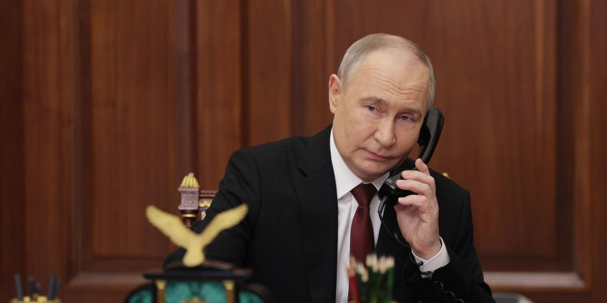 Президент РФ Владимир Путин во время телефонного разговора