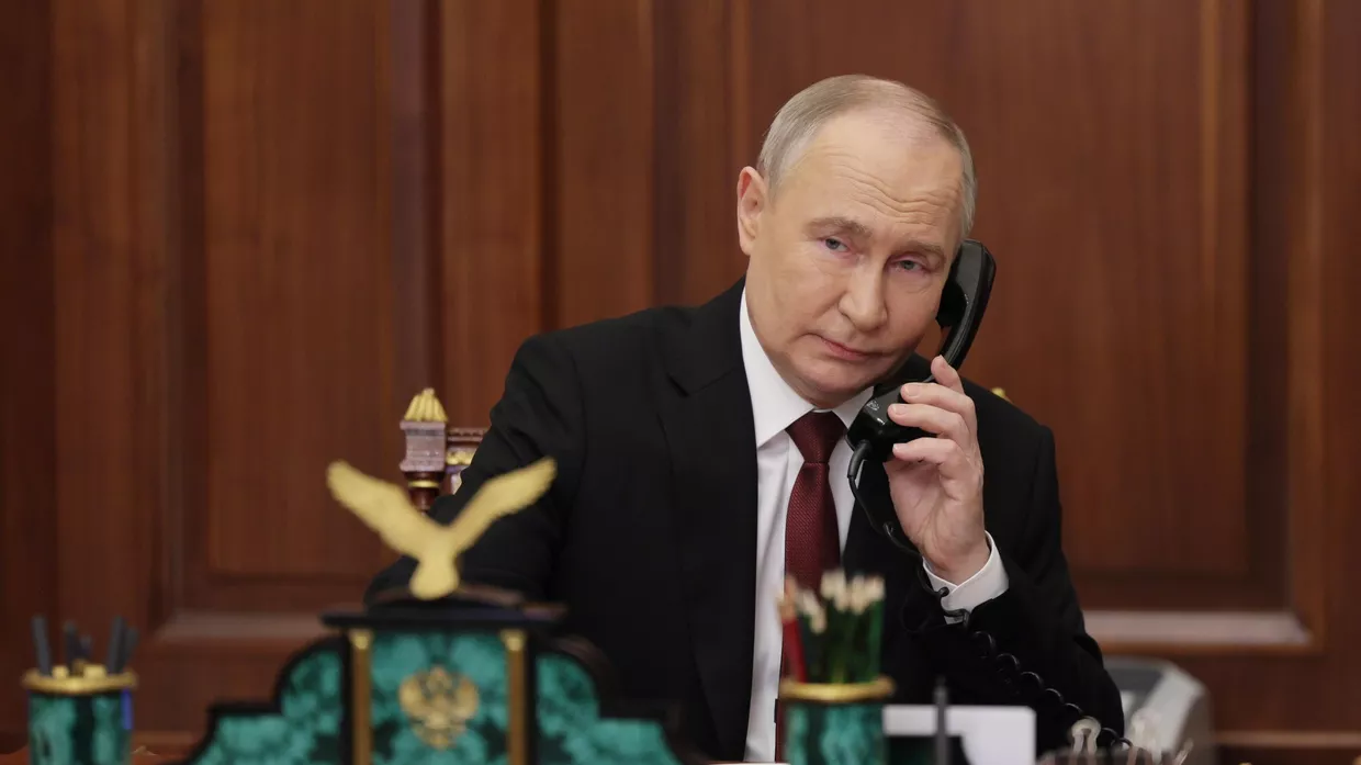 Президент РФ Владимир Путин во время телефонного разговора