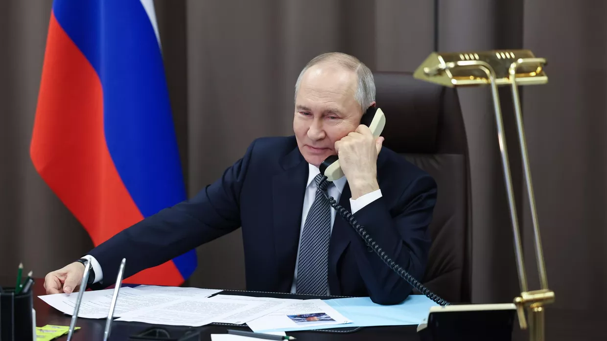 Президент РФ Владимир Путин общается по телефону