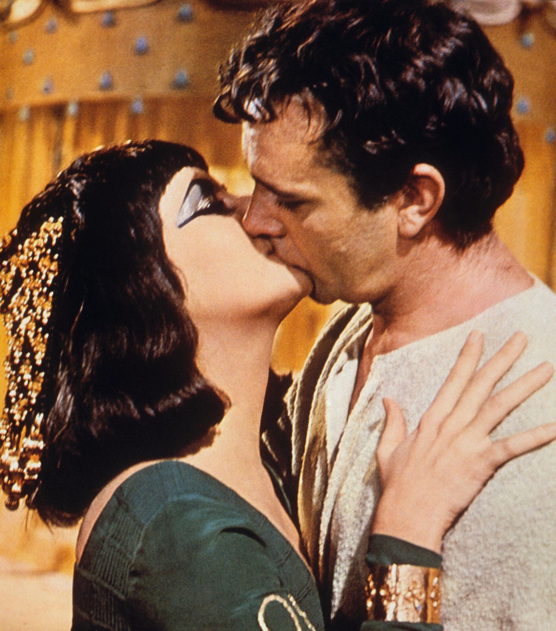 Элизабет Тейлор и Ричард Бертон в фильме Клеопатра, 1963 год Элизабет Тейлор и Ричард Бертон в фильме Клеопатра, 1963 год - ИноСМИ, 1920, 19.05.2025