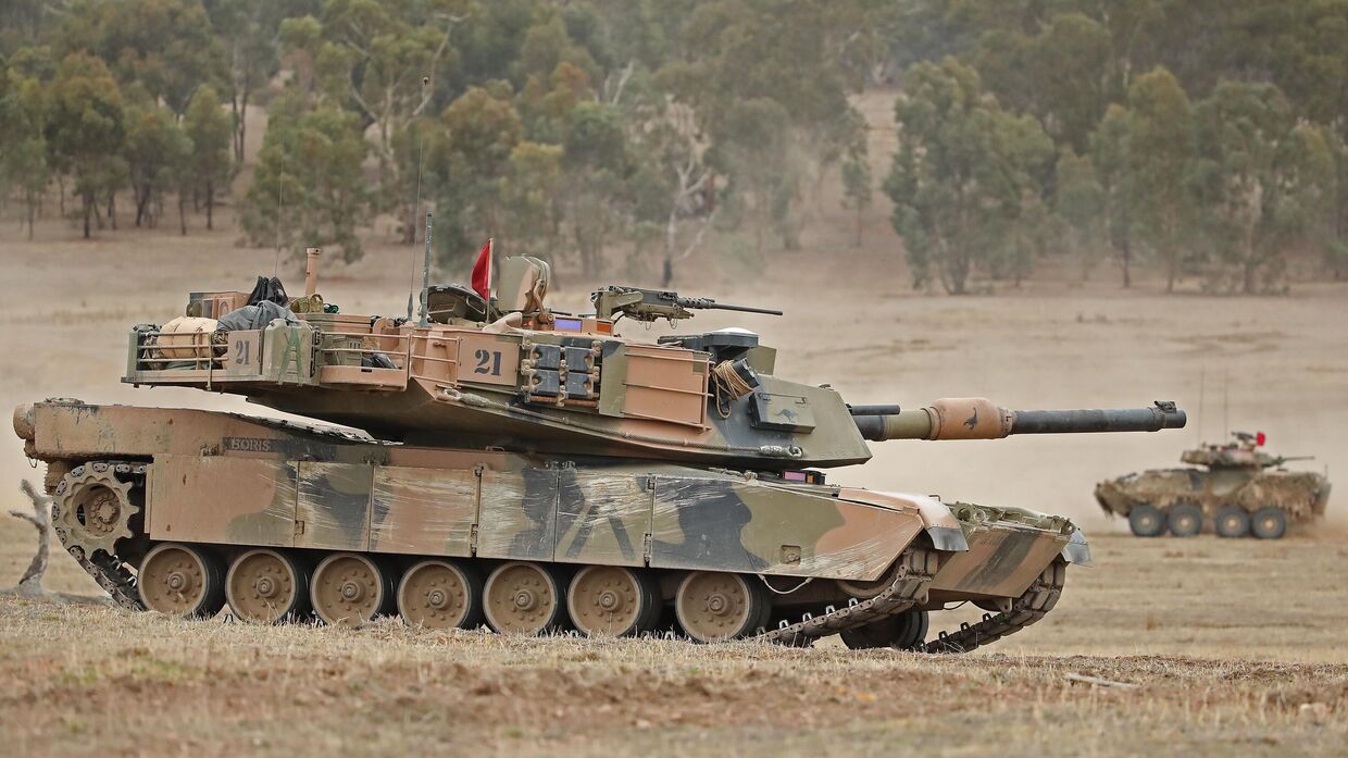 Танк Abrams M1A1 готовится к стрельбе во время учений на военном полигоне  в Сеймуре, Австралия, 9 мая 2019 года