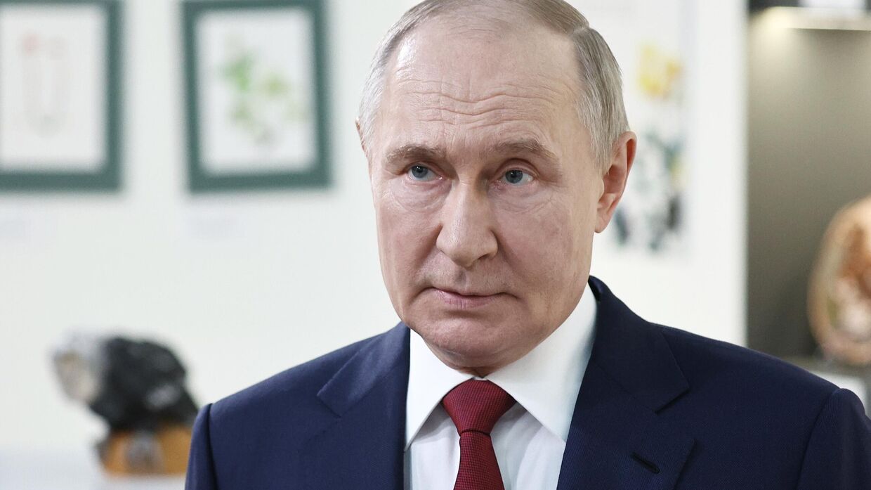 Президент РФ Владимир Путин выступает перед журналистами в образовательном центре Сириус после телефонного разговора с президентом США Дональдом Трампом 19 мая 2025 года