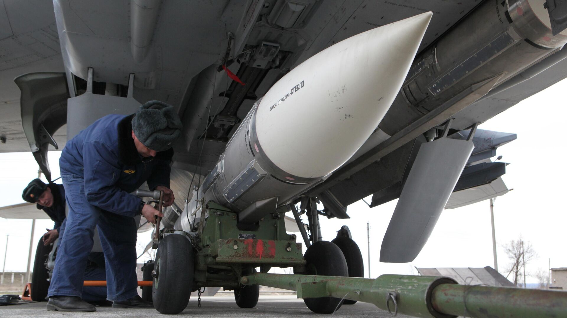 Подготовка ракеты Р-37М к установке на фюзеляж истребителя-перехватчика МиГ-31 - ИноСМИ, 1920, 22.05.2025