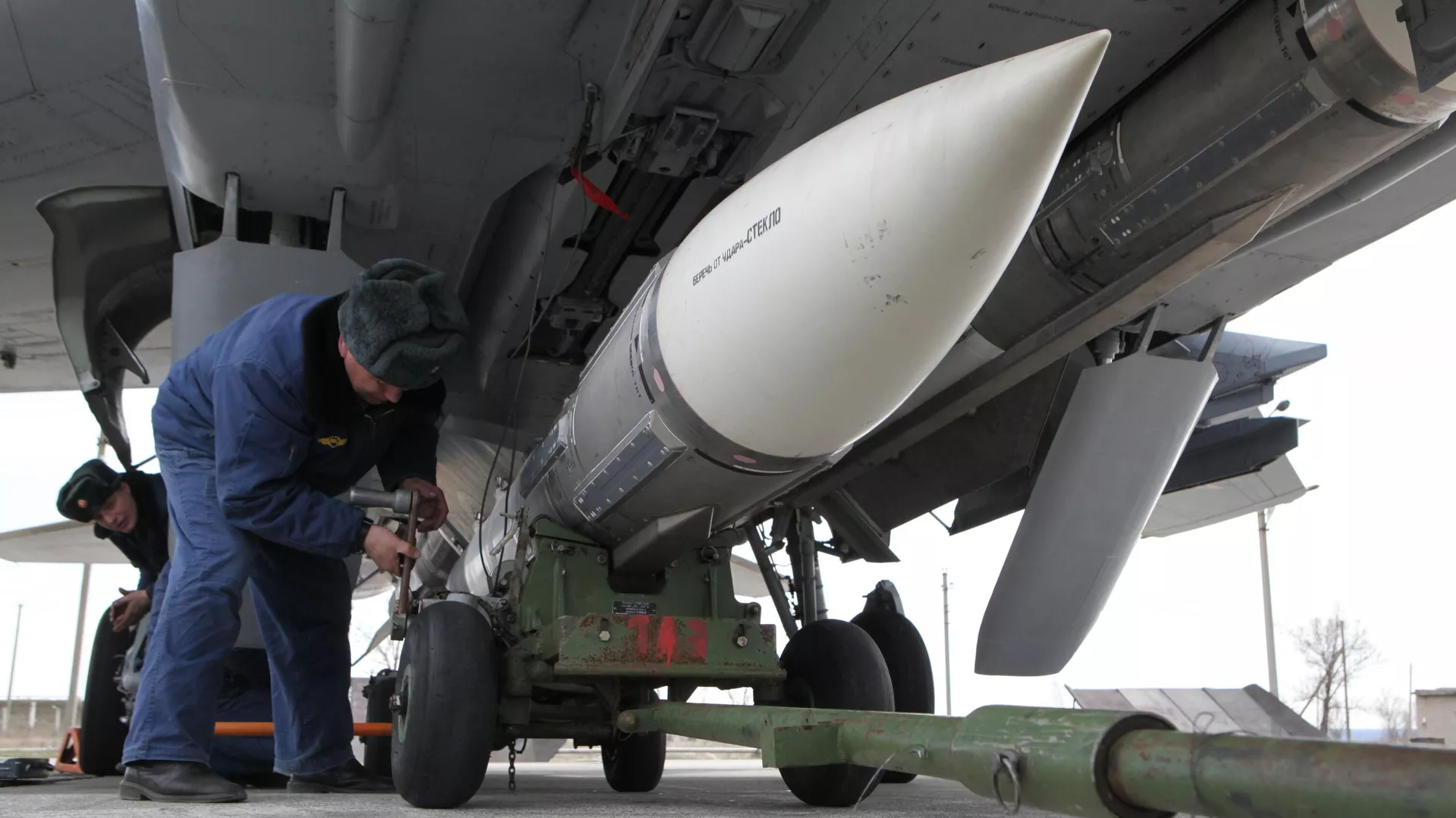 Подготовка ракеты Р-37М к установке на фюзеляж истребителя-перехватчика МиГ-31 - ИноСМИ, 1920, 22.05.2025