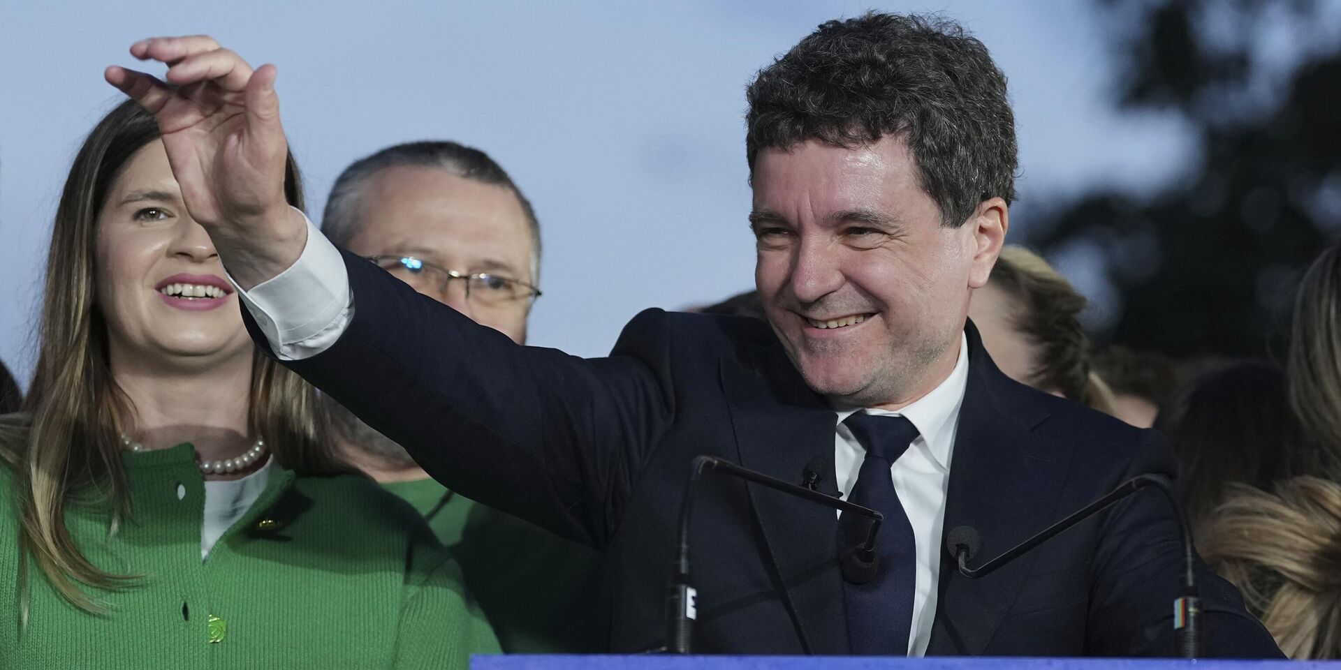 Кандидат в президенты Никушор Дан выступает перед СМИ после закрытия избирательных участков для повторного голосования во втором туре президентских выборов в Бухаресте, Румыния - ИноСМИ, 1920, 23.05.2025