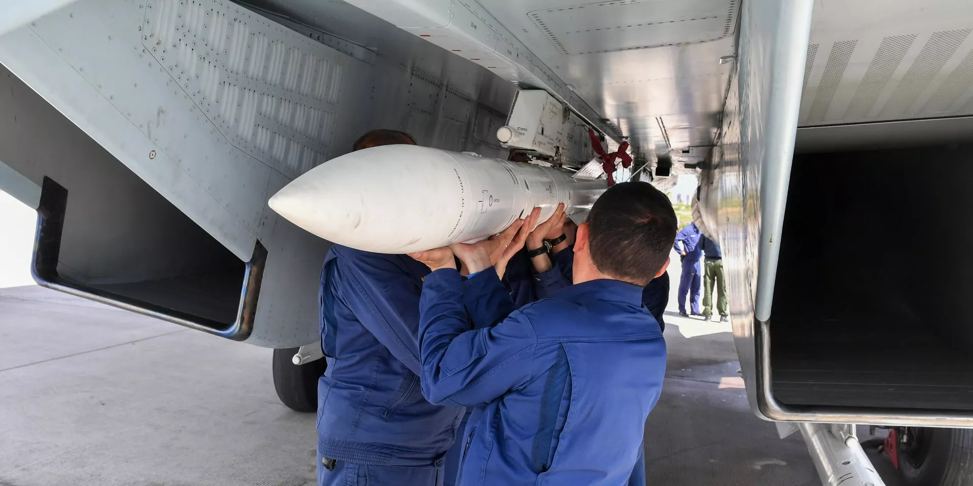 Подготовка к полетам самолетов ВКС РФ на аэродроме на Харьковском направлении - ИноСМИ, 1920, 25.05.2025