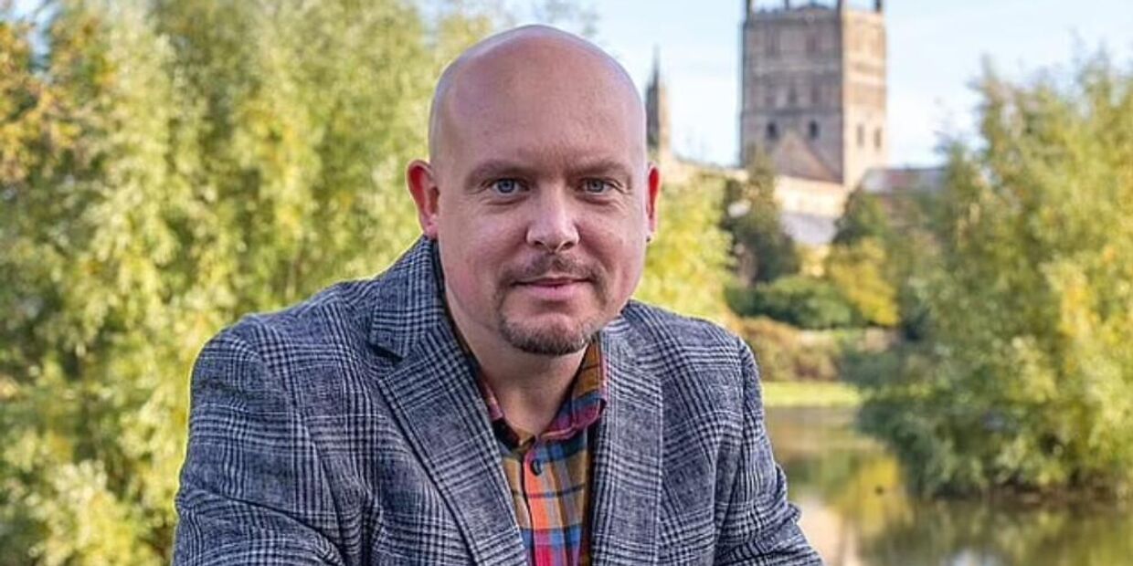 Член парламента от либерально-демократической партии Кэмерон Томас был обвинен в злоупотреблении властью после того, как начал интимную переписку с украинской переводчицей во время официального визита на Украину