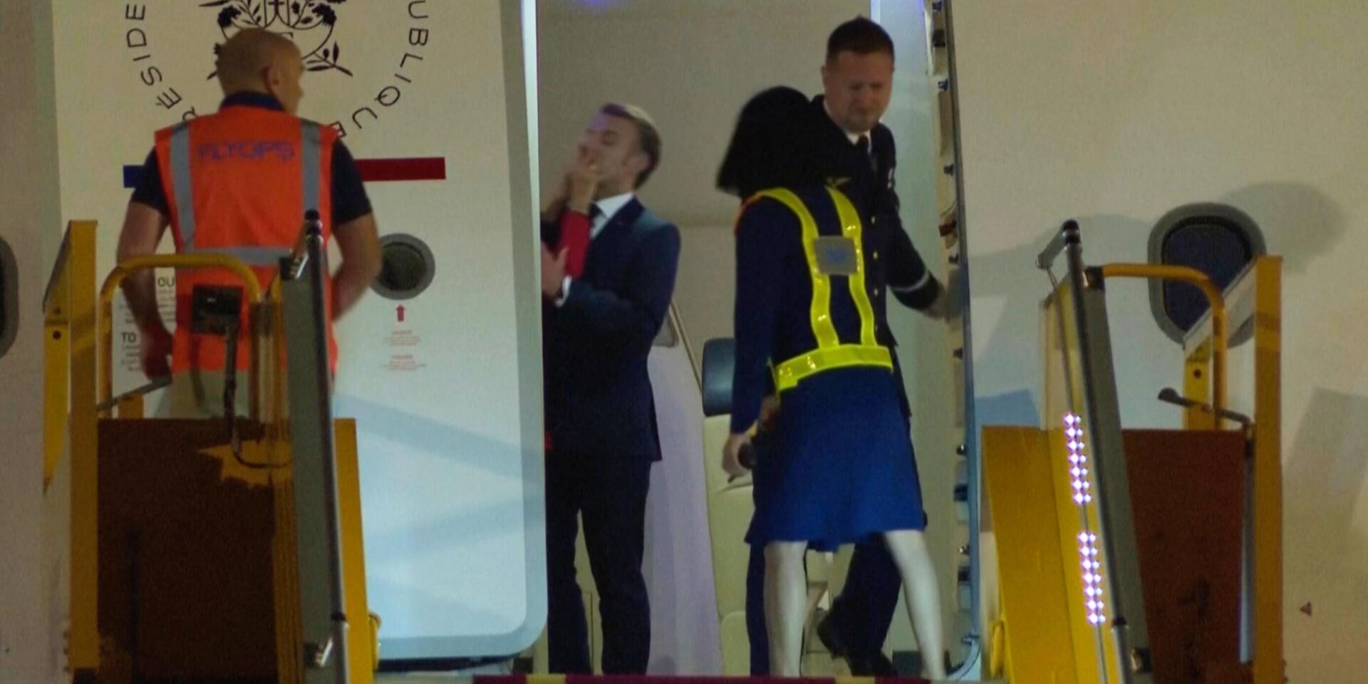 На этом кадре из видеоролика президент Франции Эммануэль Макрон готовится сойти с самолета по прибытии в Ханой, Вьетнам, 25 мая 2025 года. - ИноСМИ, 1920, 28.05.2025