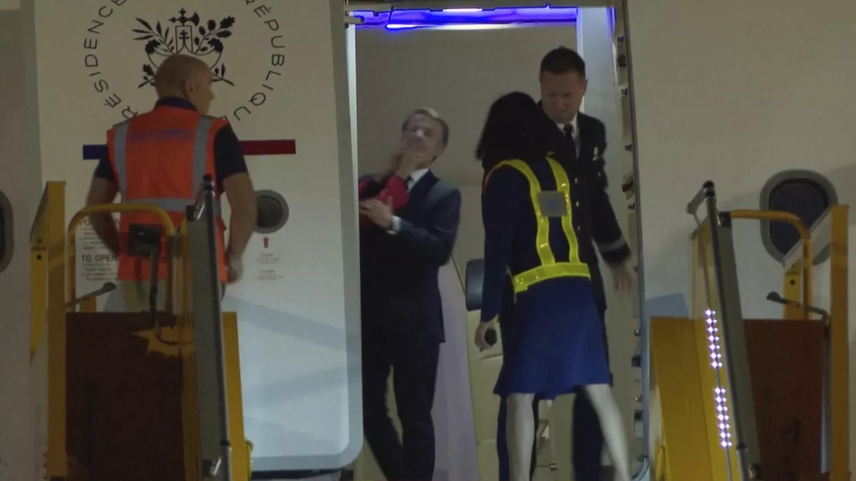 На этом кадре из видео виден момент удара по лицу президента Франции Эммануэля Макрона его женой Брижит по прибытии самолета в Ханой