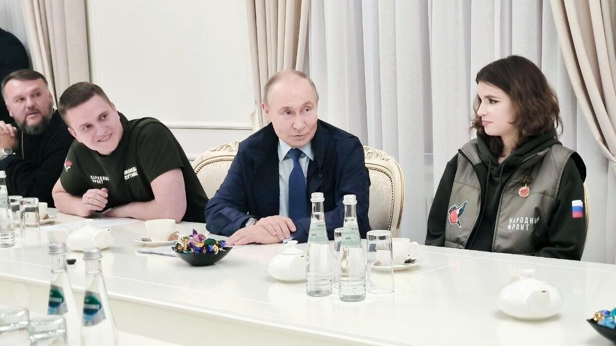 Президент Владимир Путин общается с волонтерами в гуманитарном штабе в Курской области 20 мая 2025 года