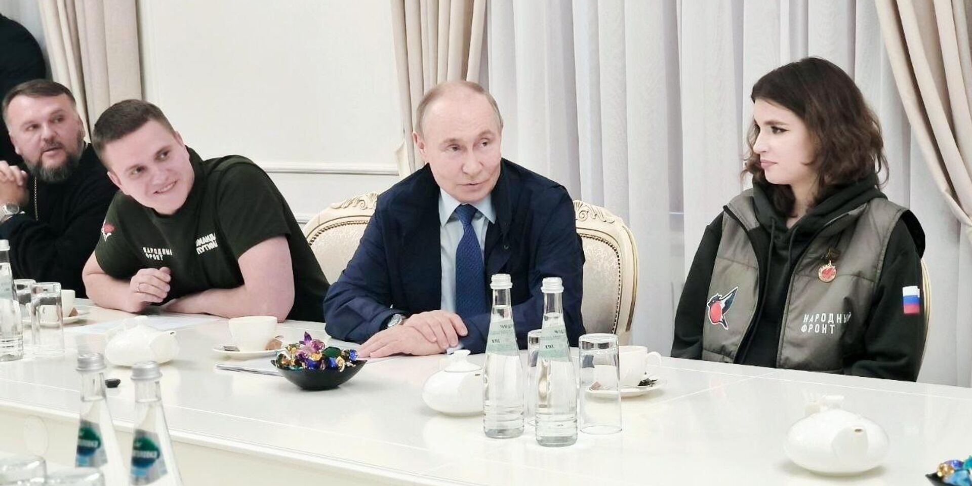 Президент Владимир Путин общается с волонтерами в гуманитарном штабе в Курской области 20 мая 2025 года - ИноСМИ, 1920, 27.05.2025