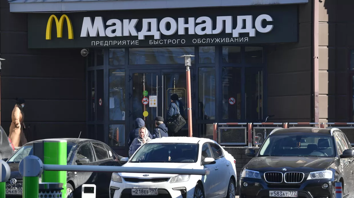 Макдоналдс временно закрыли в России. Гигант быстрого питания McDonald’s сможет выкупить свой российский бизнес в течение 15 лет
