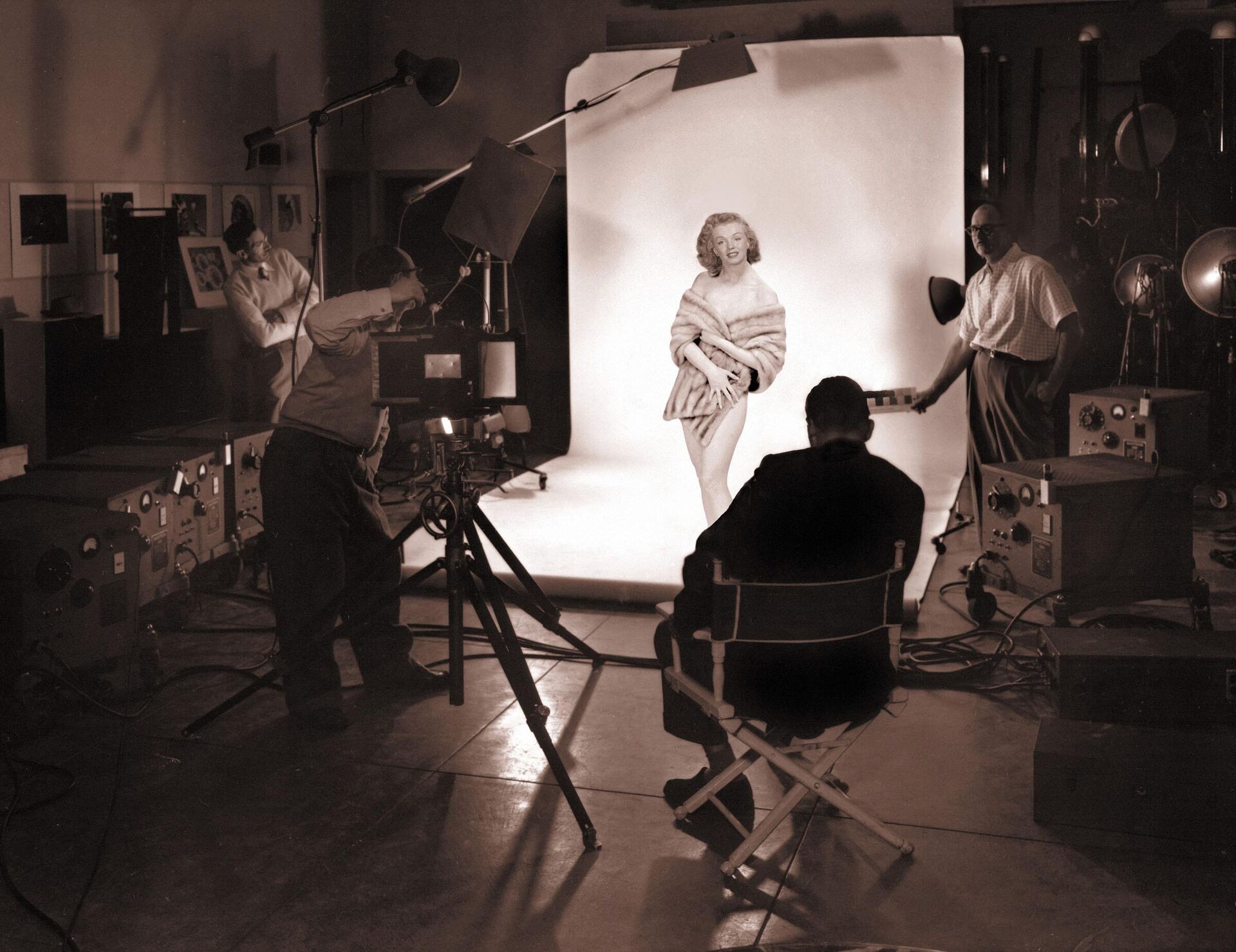 Мэрилин Монро в фотостудии (1949) - ИноСМИ, 1920, 30.05.2025