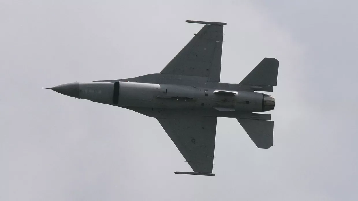 Американский истребитель F-16 представлен на Международном аэрокосмическом салоне Сингапур Аэрошоу 2008