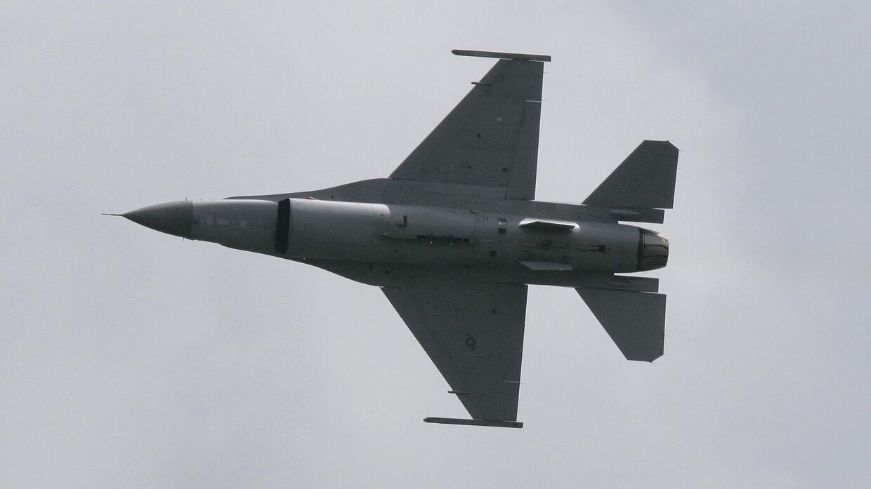 Американский истребитель F-16 представлен на Международном аэрокосмическом салоне Сингапур Аэрошоу 2008