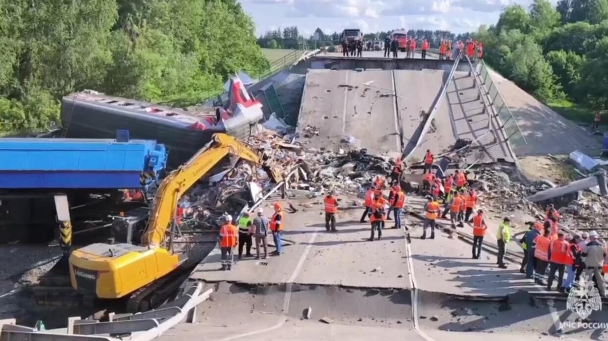 Обрушение моста на пассажирский поезд в Брянской области