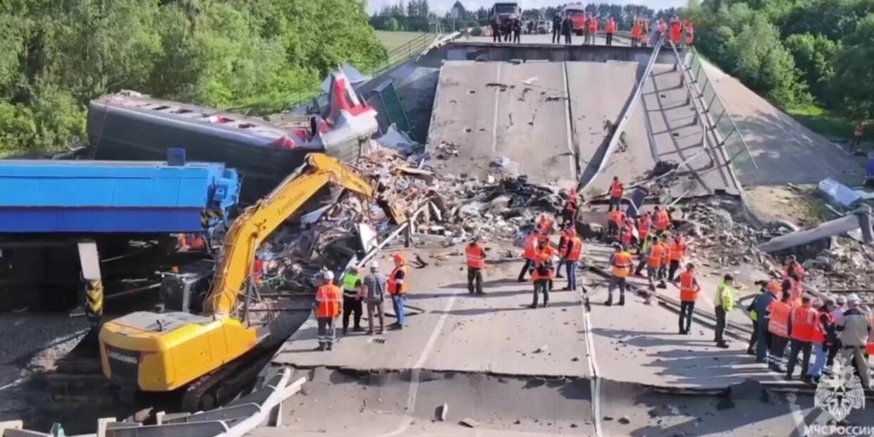 Обрушение моста на пассажирский поезд в Брянской области
