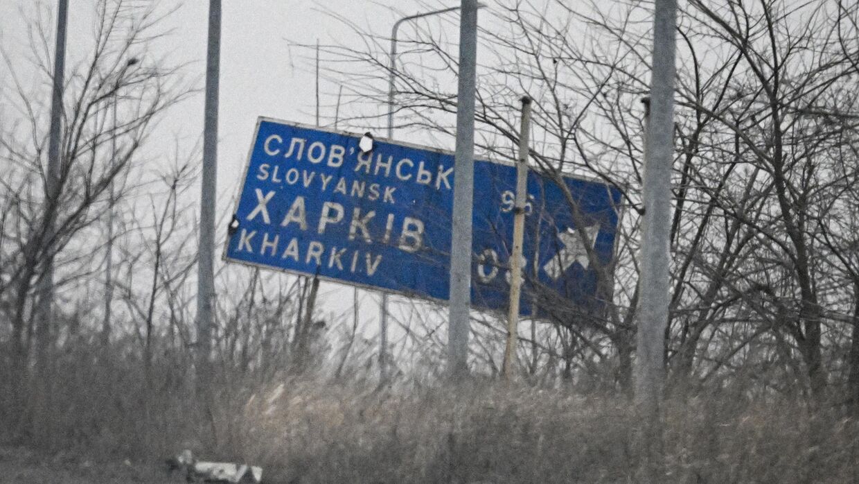 Поврежденный в результате обстрелов дорожный указатель в зоне СВО