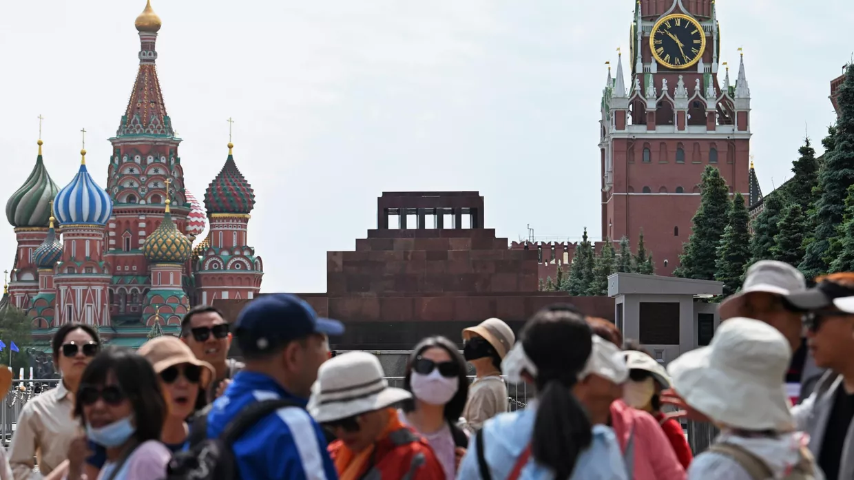 Туристы у мавзолея В. И. Ленина на Красной площади в Москве