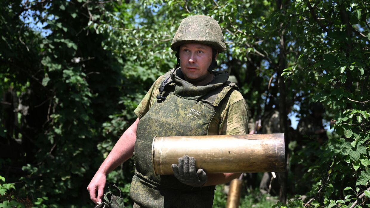 Военнослужащий расчета самоходной артиллерийской установки (САУ) Мста-С группировки войск Центр ВС РФ