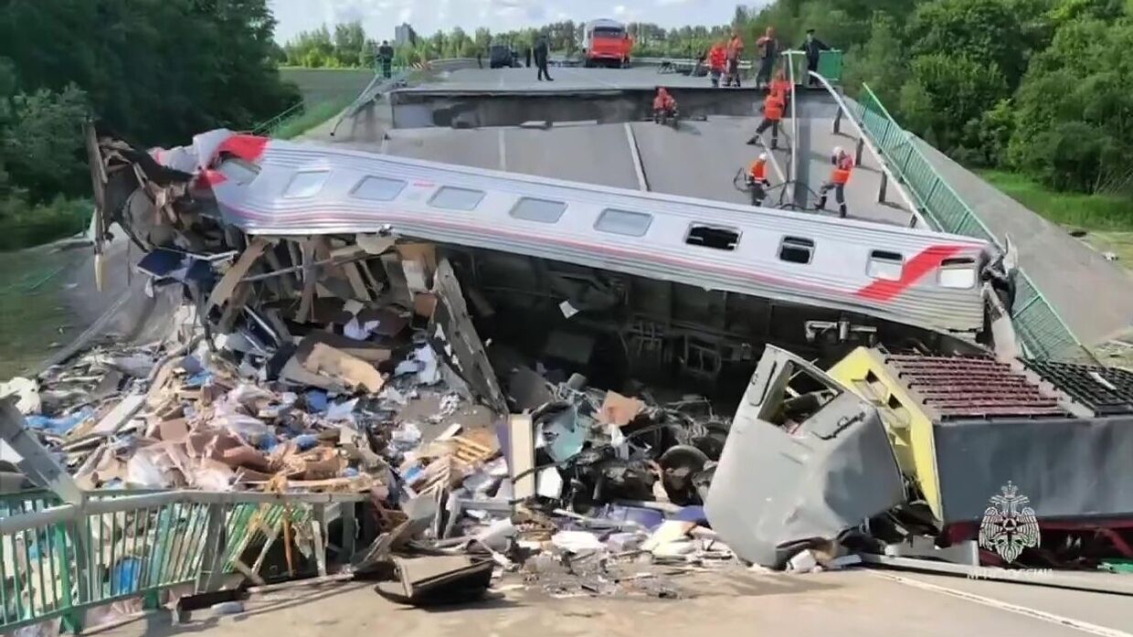 Обрушение моста на пассажирский поезд в Брянской области в результате подрыва