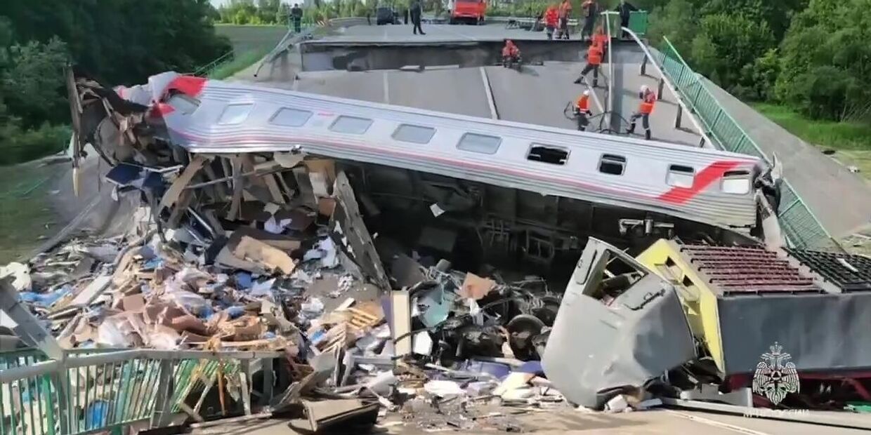 Обрушение моста на пассажирский поезд в Брянской области в результате подрыва