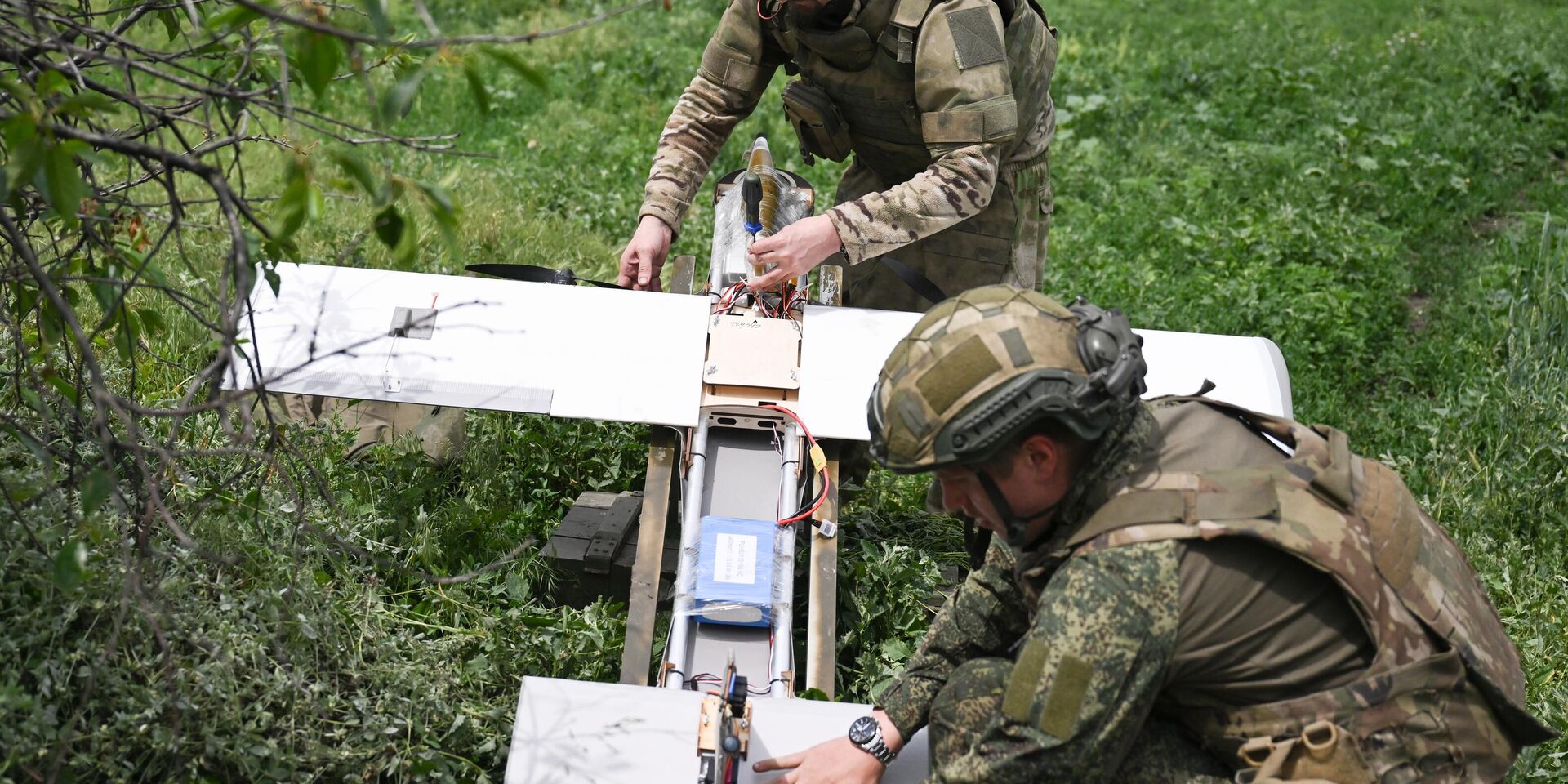 Боевая работа расчета ударного БПЛА Молния группировки войск Центр на Красноармейском направлении СВО Боевая работа расчета ударного БПЛА Молния группировки войск Центр на Красноармейском направлении СВО - ИноСМИ, 1920, 16.06.2025