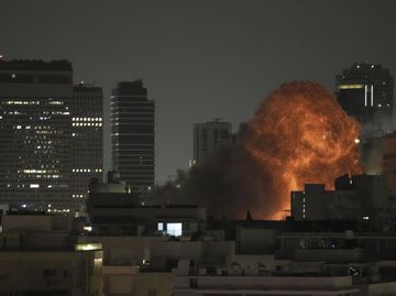 Взрыв во время ракетного удара по Тель-Авиву