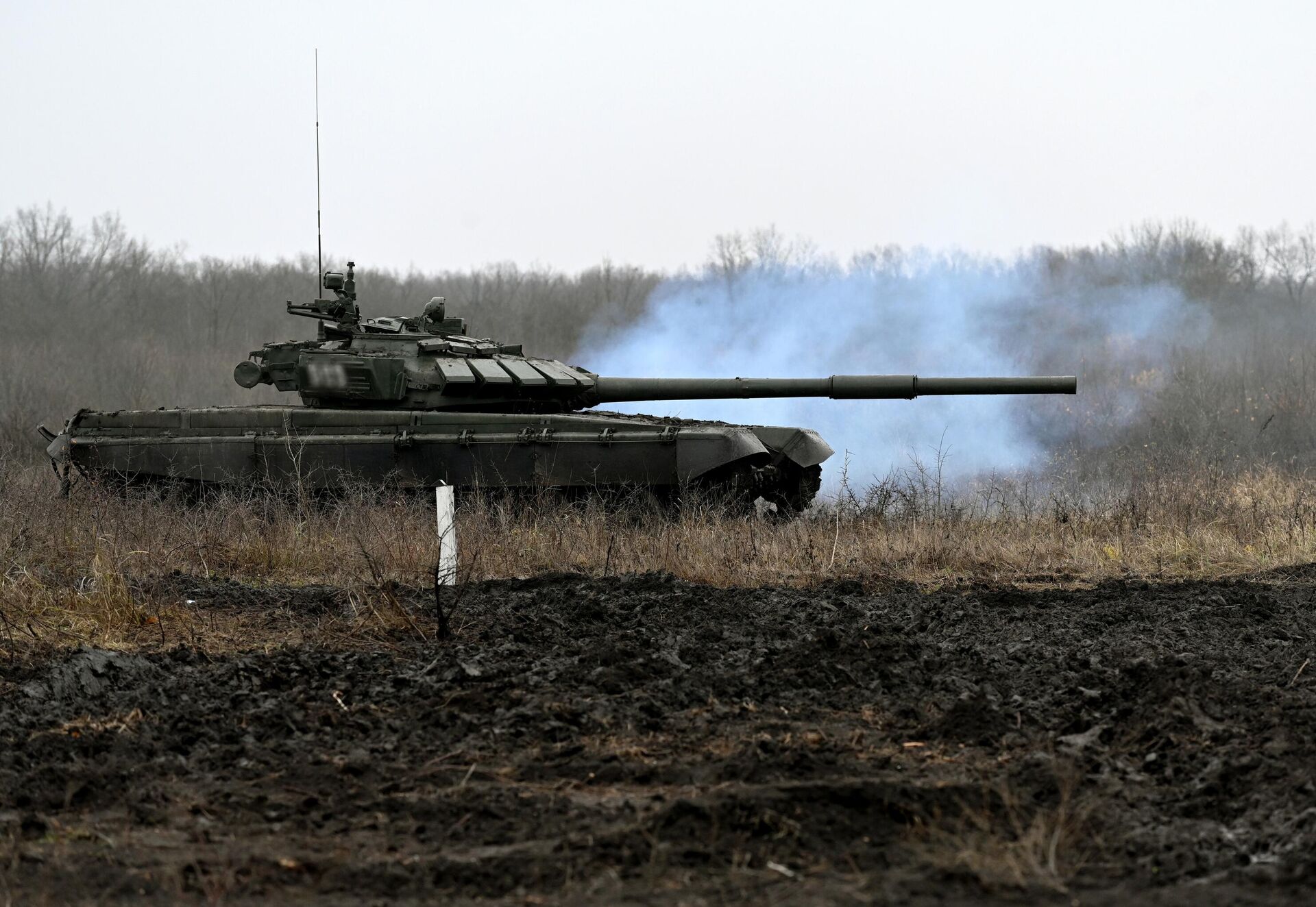 Танк Т-72Б3 во время подготовки танковых экипажей на полигоне учебного центра Южного военного округа - ИноСМИ, 1920, 29.04.2026