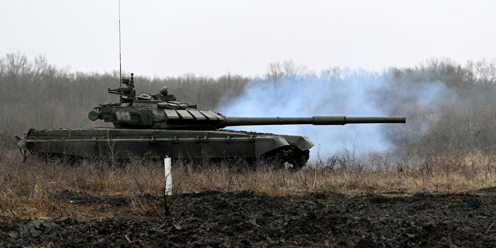 Танк Т-72Б3 во время подготовки танковых экипажей на полигоне учебного центра Южного военного округа - ИноСМИ, 1920, 30.07.2025