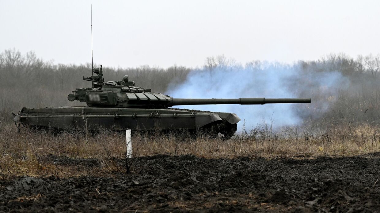 Танк Т-72Б3 во время подготовки танковых экипажей на полигоне учебного центра Южного военного округа