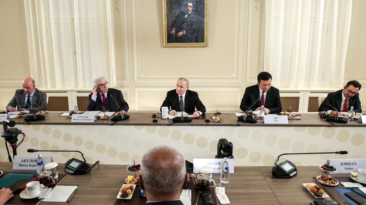 Президент Владимир Путин встретился с руководителями международных информационных агентств