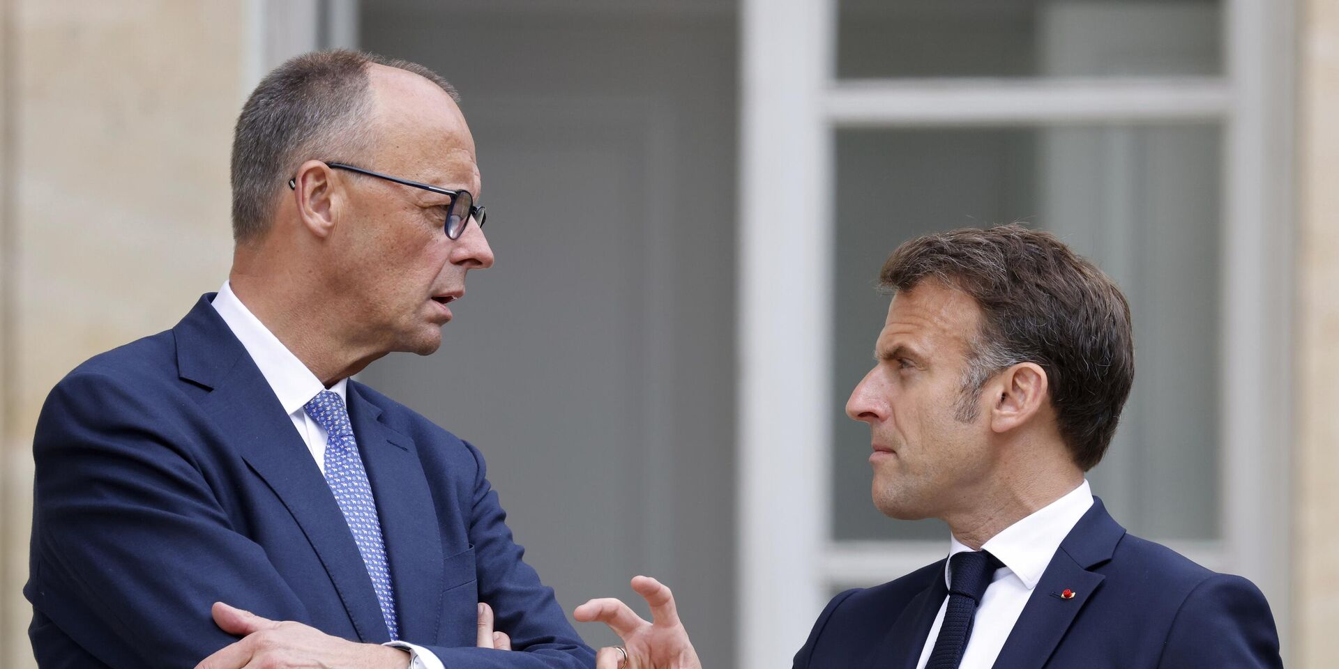 Канцлер Германии Фридрих Мерц (слева) беседует с президентом Франции Эммануэлем Макроном в саду Елисейского дворца в Париже 7 мая 2025 года - ИноСМИ, 1920, 22.12.2025