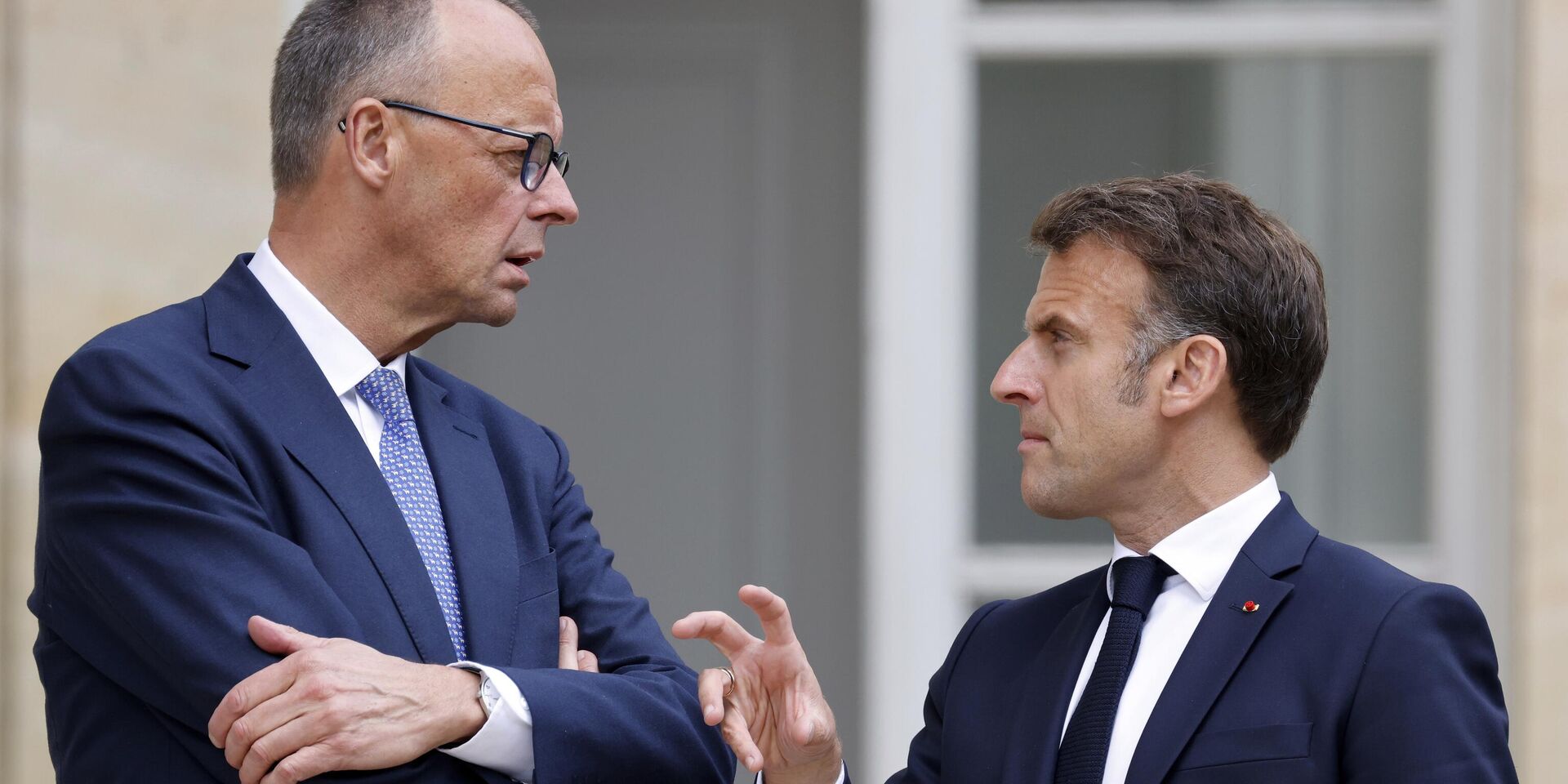 Канцлер Германии Фридрих Мерц (слева) беседует с президентом Франции Эммануэлем Макроном в саду Елисейского дворца в Париже 7 мая 2025 года - ИноСМИ, 1920, 24.12.2025