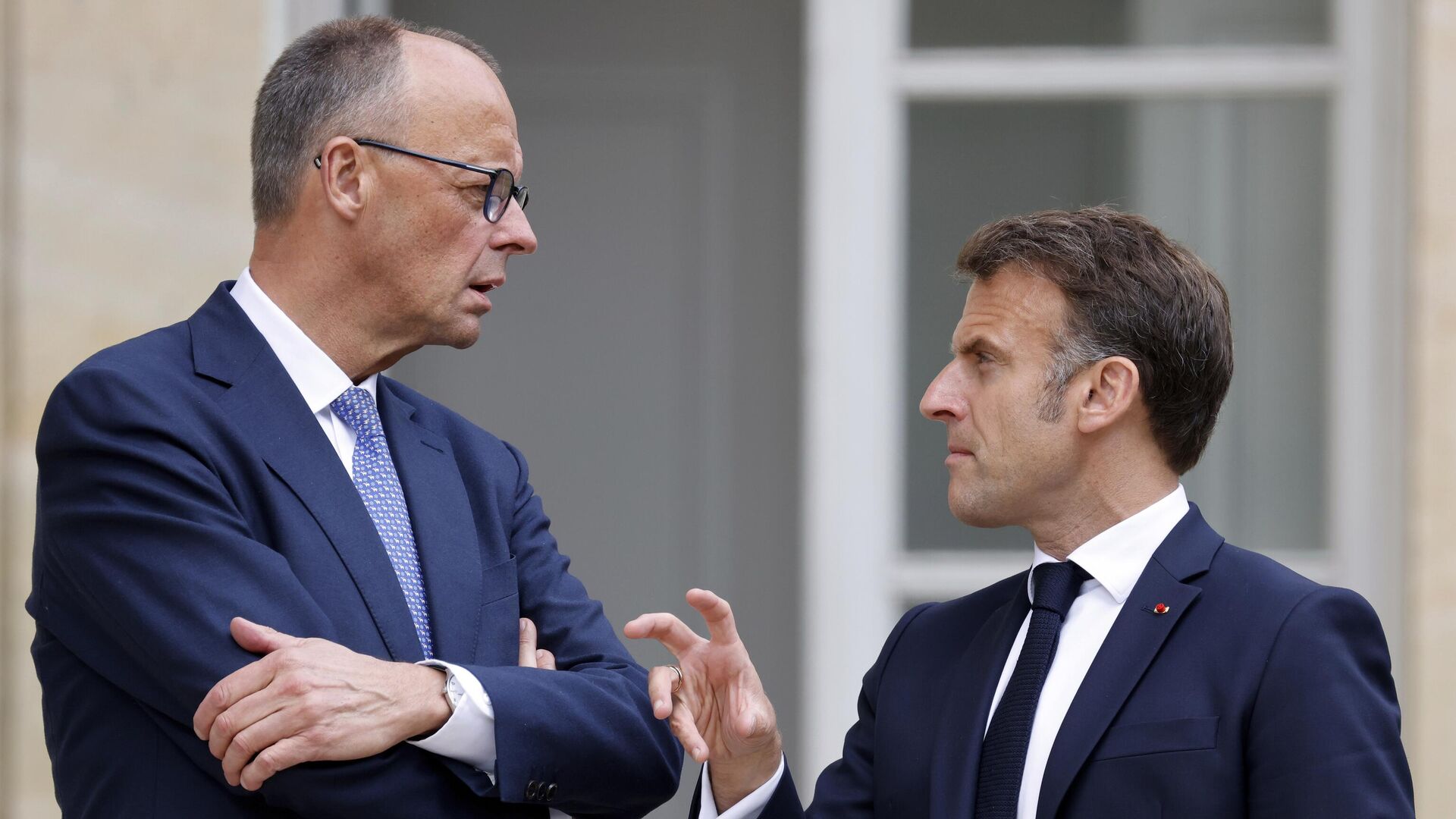 Канцлер Германии Фридрих Мерц (слева) беседует с президентом Франции Эммануэлем Макроном в саду Елисейского дворца в Париже 7 мая 2025 года - ИноСМИ, 1920, 24.12.2025