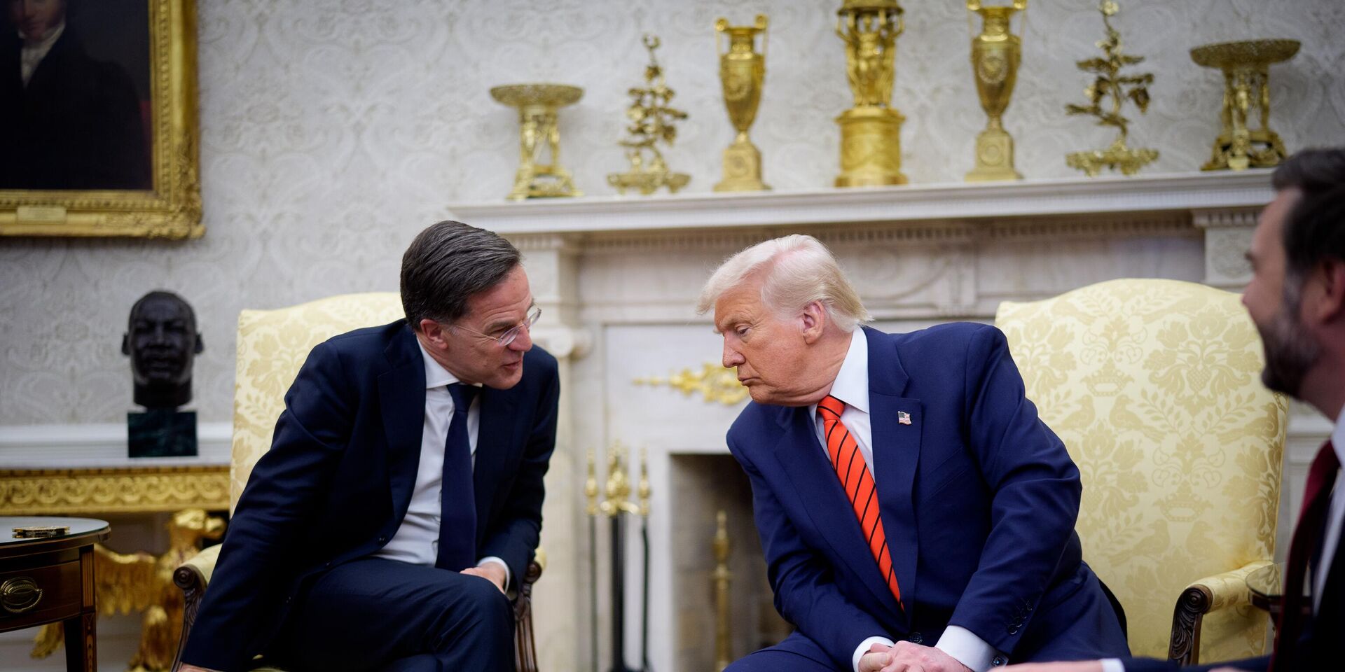 Генеральный секретарь НАТО Марк Рютте беседует с президентом США Дональдом Трампом во время встречи в Овальном кабинете Белого дома 13 марта 2025 года в Вашингтоне Генеральный секретарь НАТО Марк Рютте беседует с президентом США Дональдом Трампом во время встречи в Овальном кабинете Белого дома 13 марта 2025 года в Вашингтоне - ИноСМИ, 1920, 24.06.2025