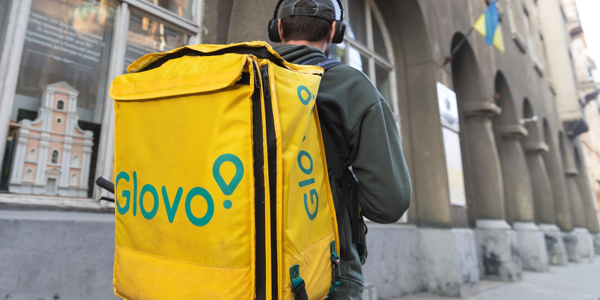 Курьер службы доставки еды Glovo на улице в старой исторической части Львова - ИноСМИ, 1920, 24.06.2025