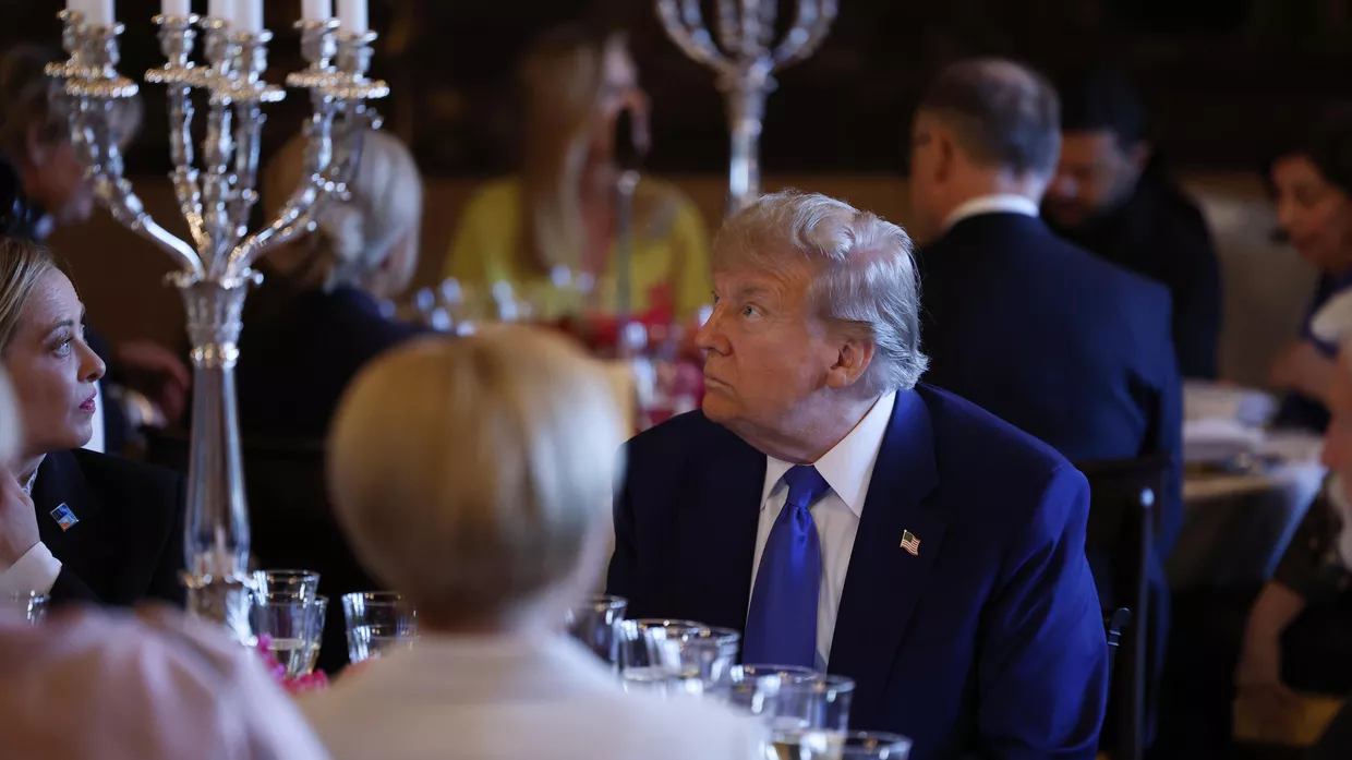 Президент Дональд Трамп и премьер-министр Италии Джорджия Мелони (слева) на ужине с главами государств и правительств стран НАТО в преддверии саммита НАТО в Гааге, Нидерланды, 24 июня 2025 года.