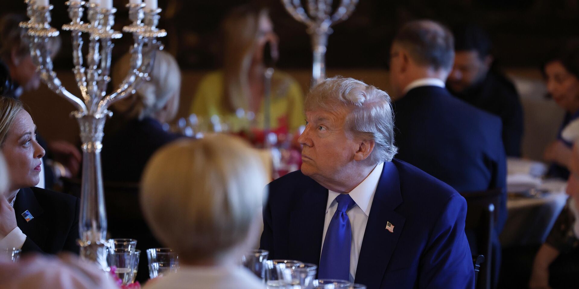 Президент Дональд Трамп и премьер-министр Италии Джорджия Мелони (слева) на ужине с главами государств и правительств стран НАТО в преддверии саммита НАТО в Гааге, Нидерланды, 24 июня 2025 года. - ИноСМИ, 1920, 25.06.2025