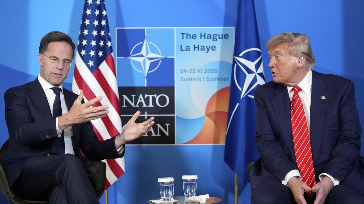 Президент США Дональд Трамп на встрече с генеральным секретарем НАТО Марком Рютте на саммите НАТО