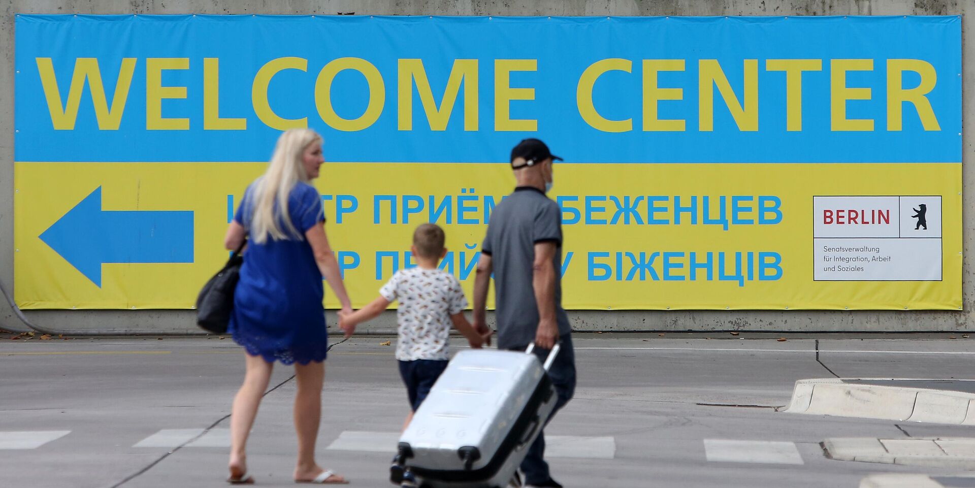 Беженцы из Украины прибывают на главный автовокзал в Берлине, Германия, 23 августа 2022 года - ИноСМИ, 1920, 25.06.2025