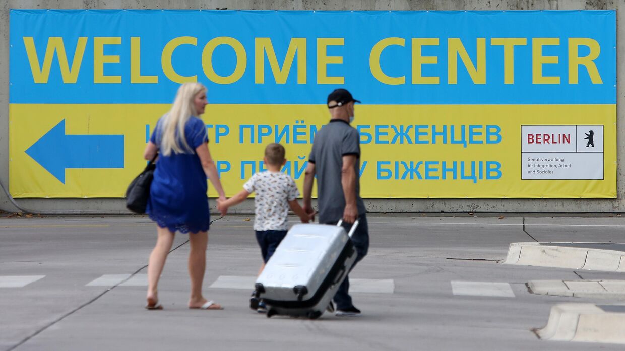 Беженцы из Украины прибывают на главный автовокзал в Берлине, Германия, 23 августа 2022 года