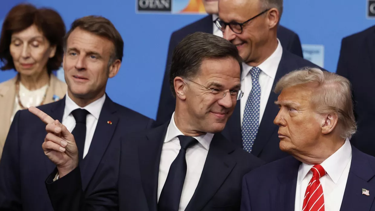 Президент Дональд Трамп и генеральный секретарь НАТО Марк Рютте во время групповой фотографии глав государств и правительств стран НАТО на саммите НАТО в Гааге, Нидерланды, 25 июня 2025 года