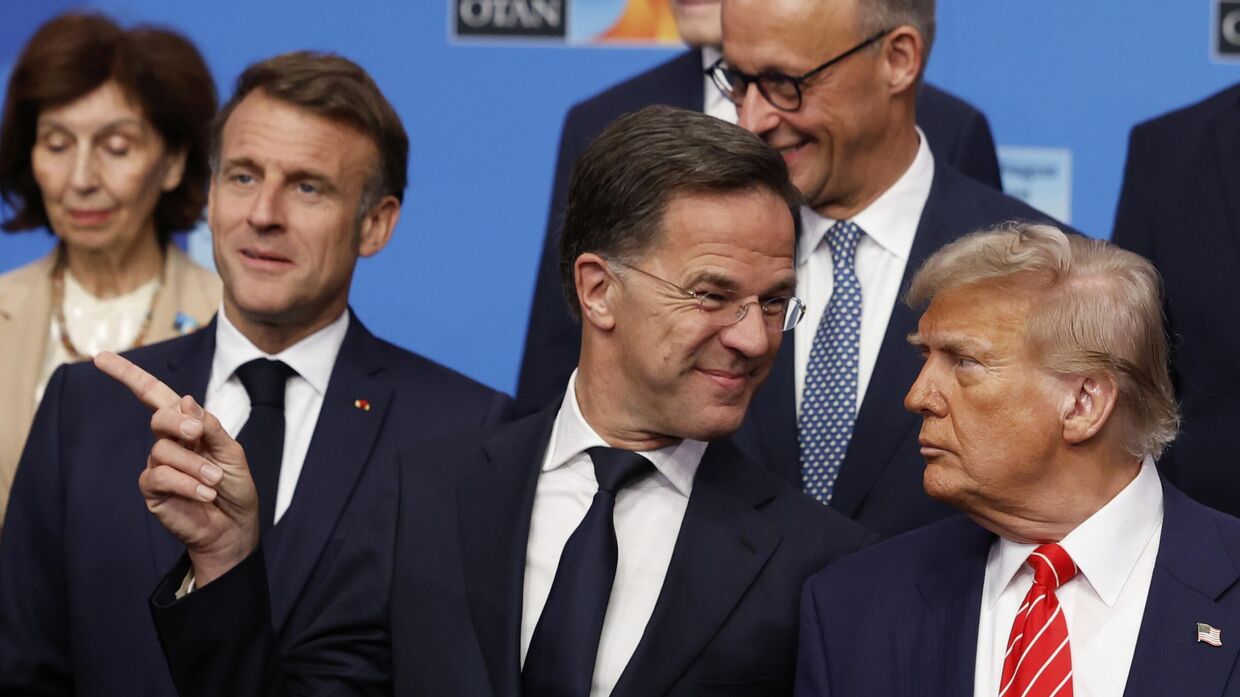 Президент Дональд Трамп и генеральный секретарь НАТО Марк Рютте во время групповой фотографии глав государств и правительств стран НАТО на саммите НАТО в Гааге, Нидерланды, 25 июня 2025 года