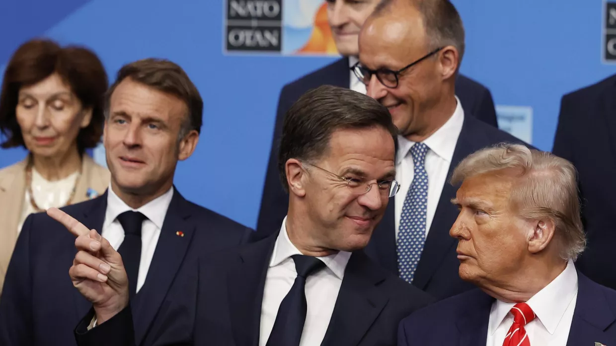Президент Дональд Трамп и генеральный секретарь НАТО Марк Рютте во время групповой фотографии глав государств и правительств стран НАТО на саммите НАТО в Гааге, Нидерланды, 25 июня 2025 года