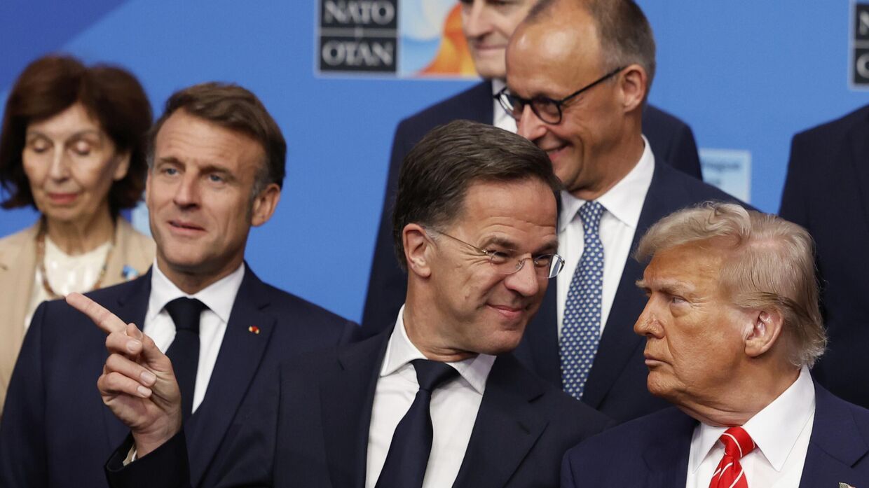 Президент Дональд Трамп и генеральный секретарь НАТО Марк Рютте во время групповой фотографии глав государств и правительств стран НАТО на саммите НАТО в Гааге, Нидерланды, 25 июня 2025 года