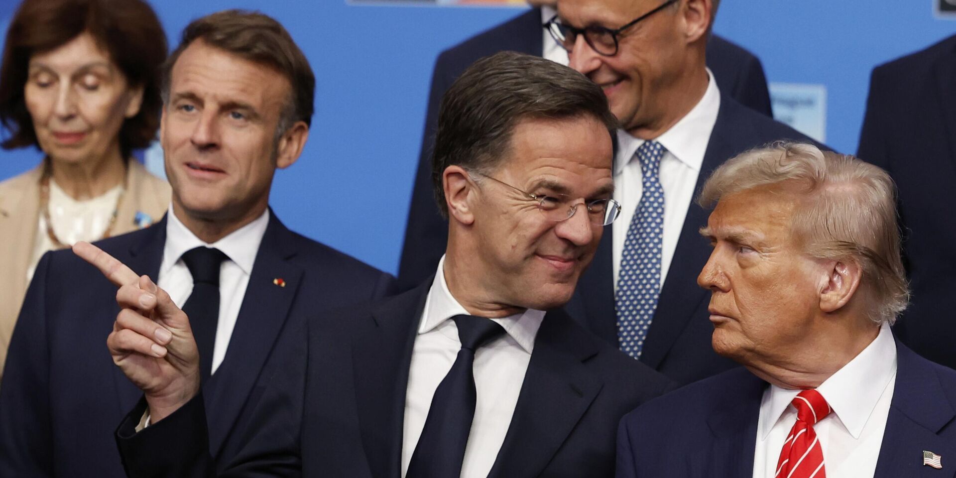 Президент Дональд Трамп и генеральный секретарь НАТО Марк Рютте во время групповой фотографии глав государств и правительств стран НАТО на саммите НАТО в Гааге, Нидерланды, 25 июня 2025 года - ИноСМИ, 1920, 28.06.2025