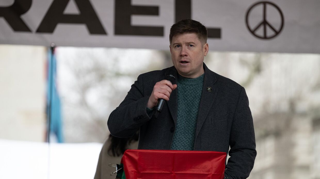 Эдди Демпси, генеральный секретарь профсоюза британских транспортников, выступает на акции протеста против ударов Израиля по сектору Газа